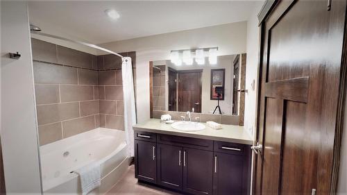 732 A - 700 Bighorn Boulevard, Radium Hot Springs, BC - Indoor Photo Showing Bathroom