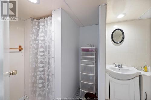 3177 Russell, Windsor, ON - Indoor Photo Showing Bathroom