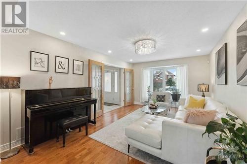 44 Goulding Crescent, Kanata, ON - Indoor Photo Showing Living Room