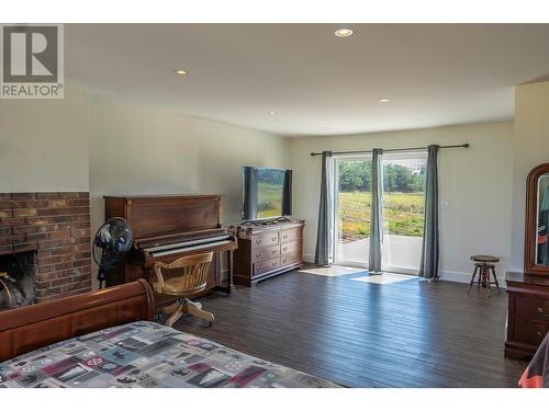2197 Highway 33 E, Kelowna, BC - Indoor Photo Showing Living Room With Fireplace