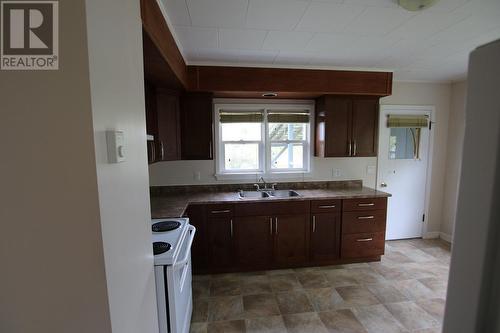 312 6Th Avenue, Nakusp, BC - Indoor Photo Showing Kitchen With Double Sink