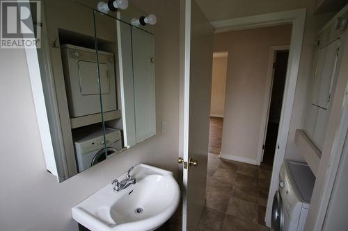 312 6Th Avenue, Nakusp, BC - Indoor Photo Showing Bathroom