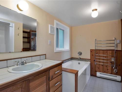 681 Bull Rd, Quadra Island, BC - Indoor Photo Showing Bathroom