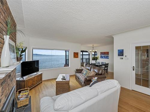 5055 Cordova Bay Rd, Saanich, BC - Indoor Photo Showing Living Room
