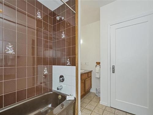 5055 Cordova Bay Rd, Saanich, BC - Indoor Photo Showing Bathroom