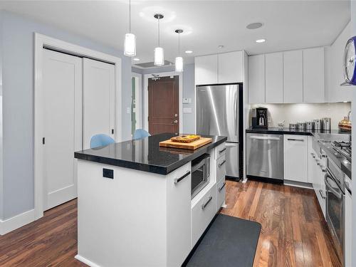 701-1400 Lynburne Pl, Langford, BC - Indoor Photo Showing Kitchen With Upgraded Kitchen