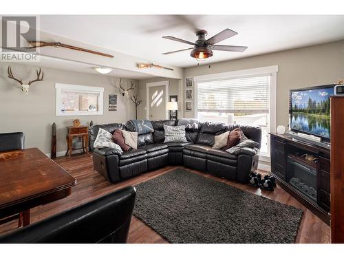 170 Mugford Road, Kelowna, BC - Indoor Photo Showing Living Room