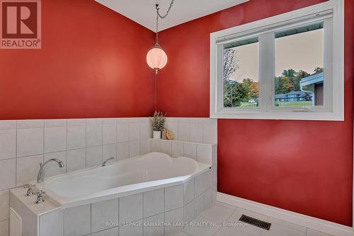 309 Snug Harbour Rd, Kawartha Lakes, ON - Indoor Photo Showing Bathroom