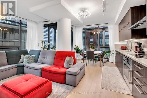 610 - 15 Beverley Street, Toronto, ON - Indoor Photo Showing Living Room