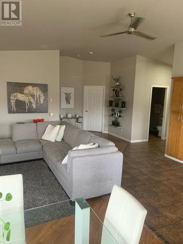 3830 Casorso Road, Kelowna, BC - Indoor Photo Showing Living Room