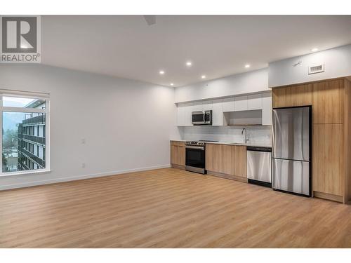 604 Cawston Avenue Unit# 608, Kelowna, BC - Indoor Photo Showing Kitchen