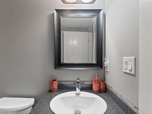 225 Kicking Horse Place, Vernon, BC - Indoor Photo Showing Bathroom