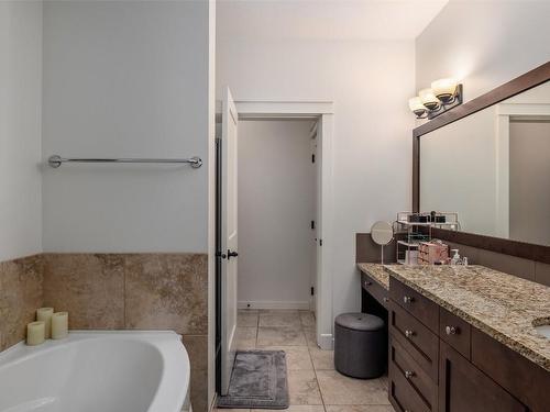 225-511 Yates Road, Kelowna, BC - Indoor Photo Showing Bathroom