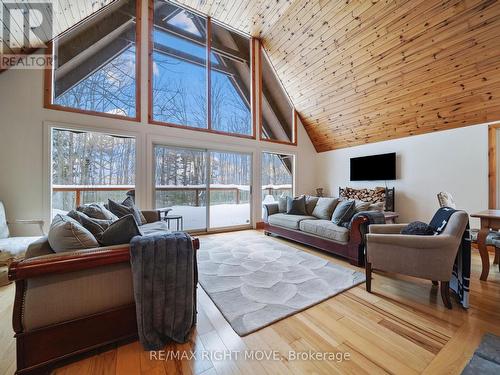 983 Bass Lake Sdrd E, Oro-Medonte, ON - Indoor Photo Showing Living Room