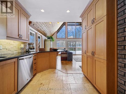 983 Bass Lake Sdrd E, Oro-Medonte, ON - Indoor Photo Showing Kitchen