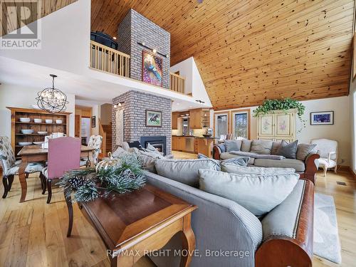 983 Bass Lake Sdrd E, Oro-Medonte, ON - Indoor Photo Showing Living Room