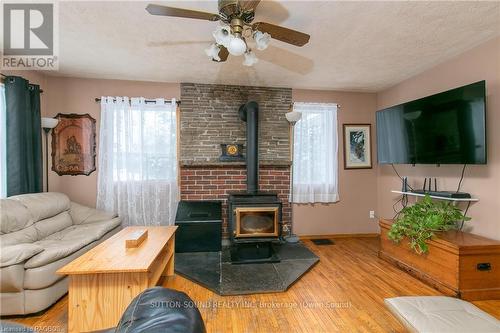 150 Sir Johns Crescent, Georgian Bluffs, ON - Indoor Photo Showing Living Room With Fireplace