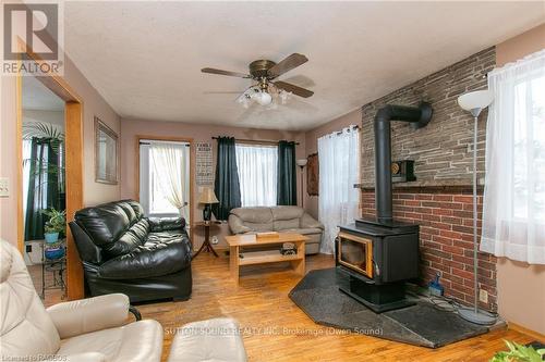 150 Sir Johns Crescent, Georgian Bluffs, ON - Indoor Photo Showing Living Room With Fireplace