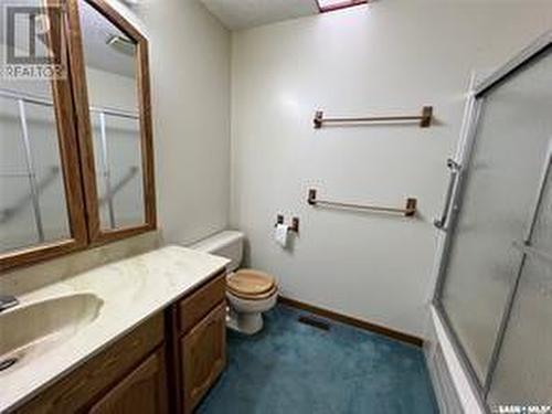 512 Thompson Street, Herbert, SK - Indoor Photo Showing Bathroom