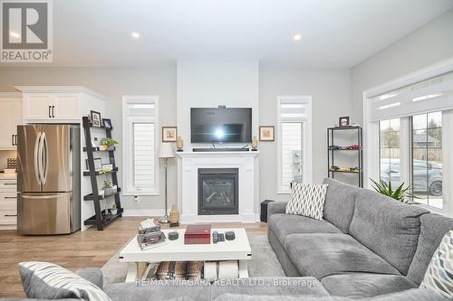 3544 Canfield Crescent, Fort Erie, ON - Indoor Photo Showing Living Room With Fireplace
