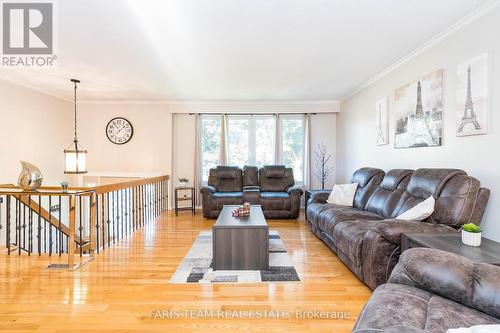 425 Dale Dr, Orillia, ON - Indoor Photo Showing Living Room