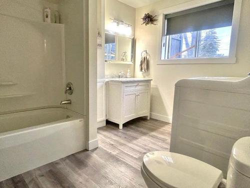 629 Barriere Lakes Rd, Barriere, BC - Indoor Photo Showing Bathroom