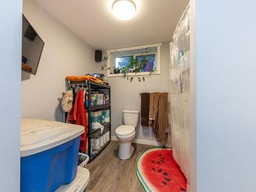 1297 Creston Place, Kamloops, BC - Indoor Photo Showing Bathroom