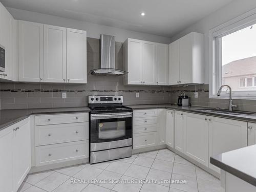 36 Philips View Cres, Richmond Hill, ON - Indoor Photo Showing Kitchen With Double Sink
