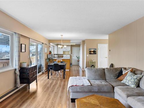 271 Stanford Ave West, Parksville, BC - Indoor Photo Showing Living Room