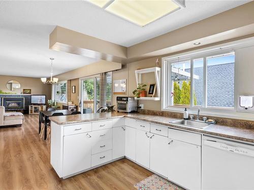 271 Stanford Ave West, Parksville, BC - Indoor Photo Showing Kitchen