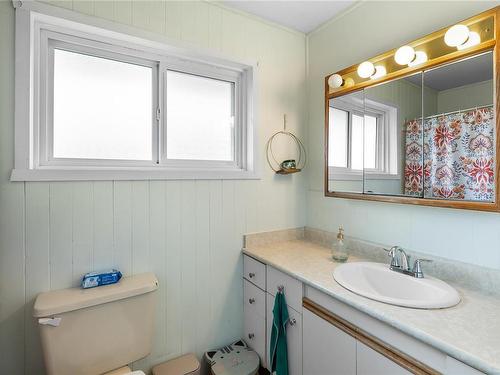 271 Stanford Ave West, Parksville, BC - Indoor Photo Showing Bathroom