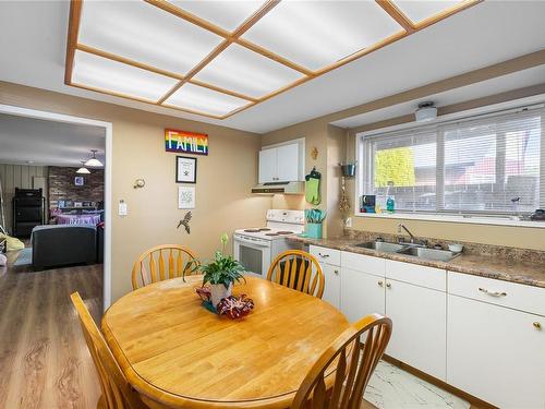 271 Stanford Ave West, Parksville, BC - Indoor Photo Showing Dining Room