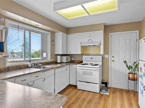 271 Stanford Ave West, Parksville, BC - Indoor Photo Showing Kitchen