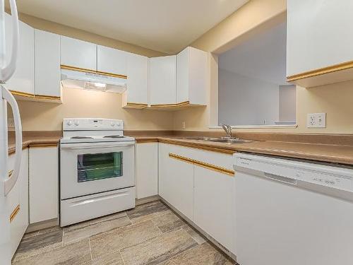 22-1920 Hugh Allan Drive, Kamloops, BC - Indoor Photo Showing Kitchen With Double Sink