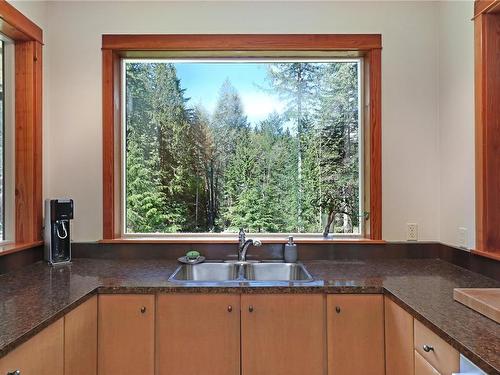 10575 Clayoquot Rd, Port Alberni, BC - Indoor Photo Showing Kitchen With Double Sink