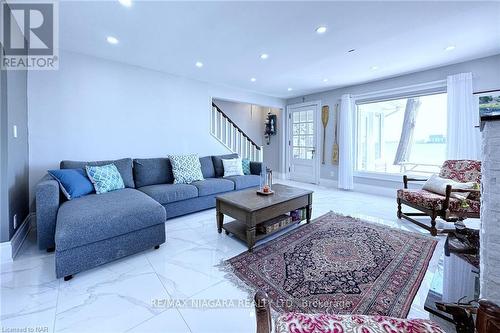 15 Oakridge Crescent, Port Colborne, ON - Indoor Photo Showing Living Room