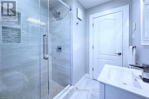 15 Oakridge Crescent, Port Colborne, ON - Indoor Photo Showing Bathroom