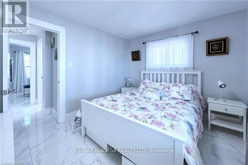 15 Oakridge Crescent, Port Colborne, ON - Indoor Photo Showing Bedroom