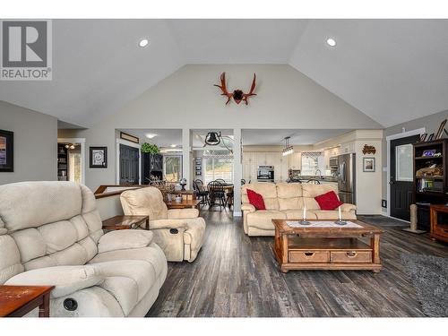 5232 Hartnell Road, Vernon, BC - Indoor Photo Showing Living Room