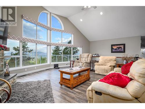 5232 Hartnell Road, Vernon, BC - Indoor Photo Showing Living Room