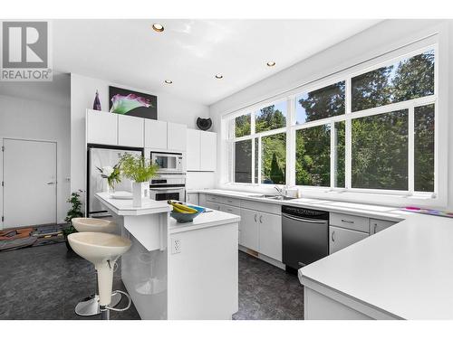 16980 Coral Beach Road, Lake Country, BC - Indoor Photo Showing Kitchen With Double Sink