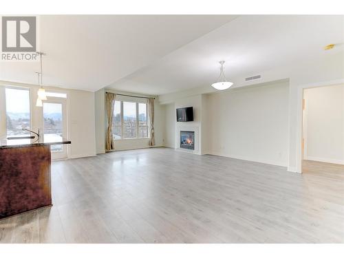 1160 Bernard Avenue Unit# 304, Kelowna, BC - Indoor Photo Showing Living Room With Fireplace