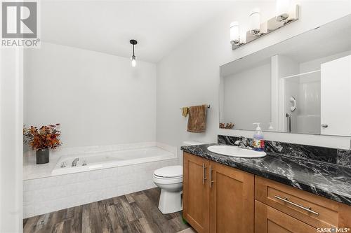 7 802 2Nd Avenue Nw, Moose Jaw, SK - Indoor Photo Showing Bathroom