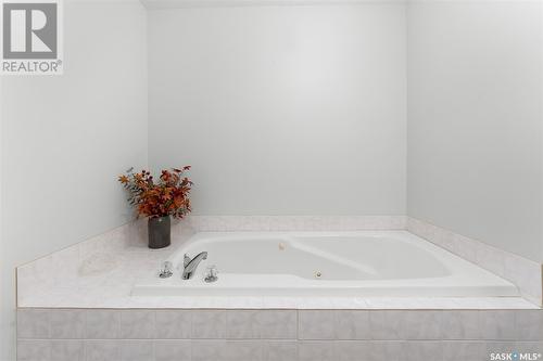 7 802 2Nd Avenue Nw, Moose Jaw, SK - Indoor Photo Showing Bathroom