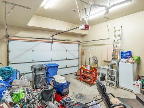 Garage - 4 Rue Des Bolets, Blainville, QC - Indoor Photo Showing Garage