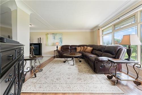 1153 Ridge Road, Stoney Creek, ON - Indoor Photo Showing Living Room