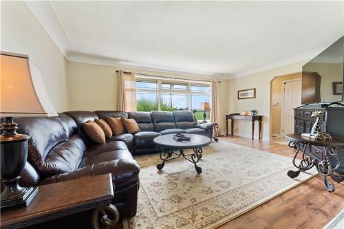 1153 Ridge Road, Stoney Creek, ON - Indoor Photo Showing Living Room