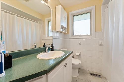 1153 Ridge Road, Stoney Creek, ON - Indoor Photo Showing Bathroom