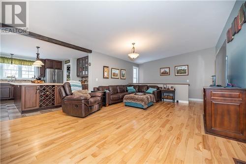 652 Rantz Road, Petawawa, ON - Indoor Photo Showing Living Room