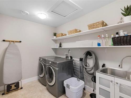 5535 Swallow Dr, Port Alberni, BC - Indoor Photo Showing Laundry Room